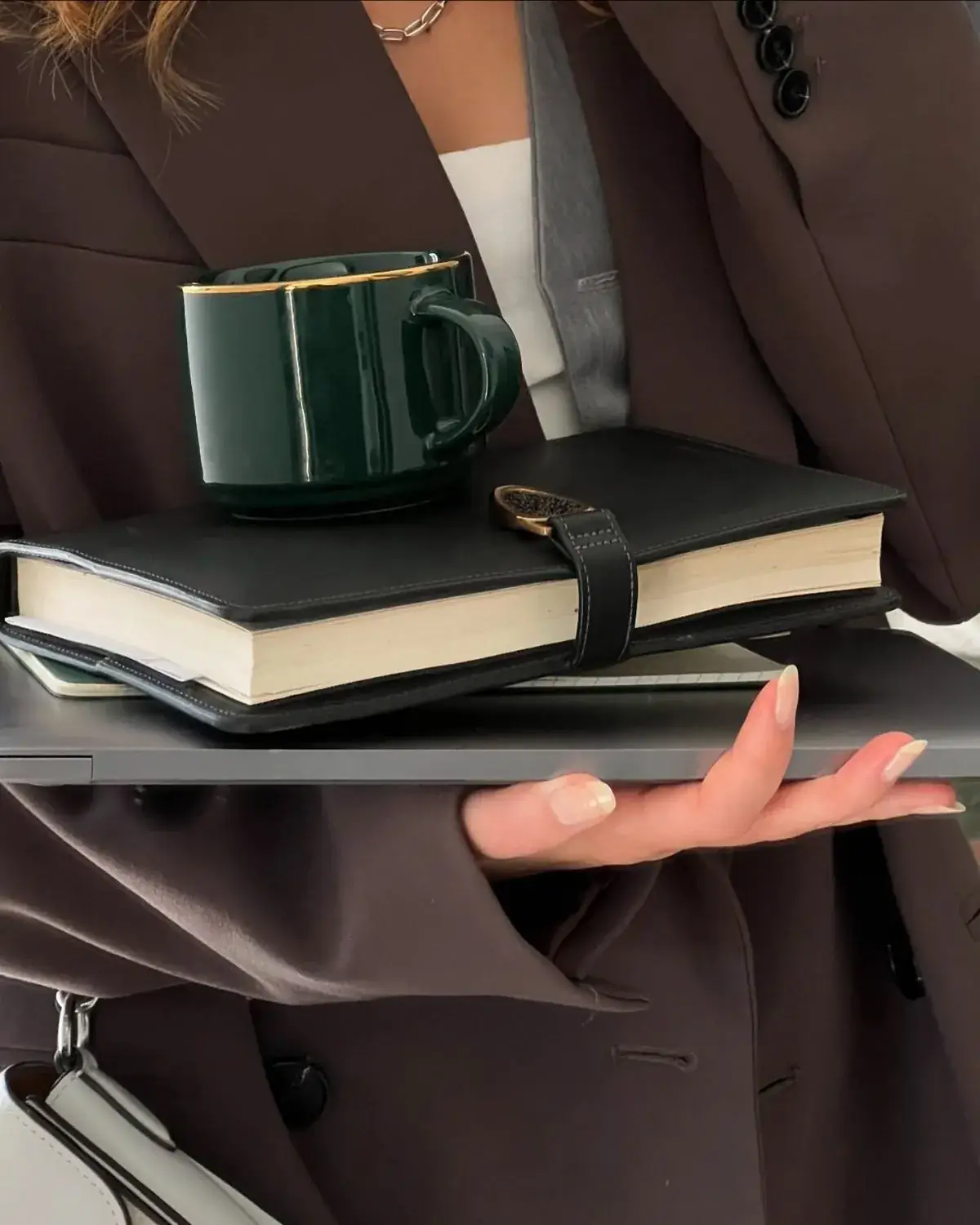 Caderno, caneca e acessórios em uma composição de trabalho sofisticada