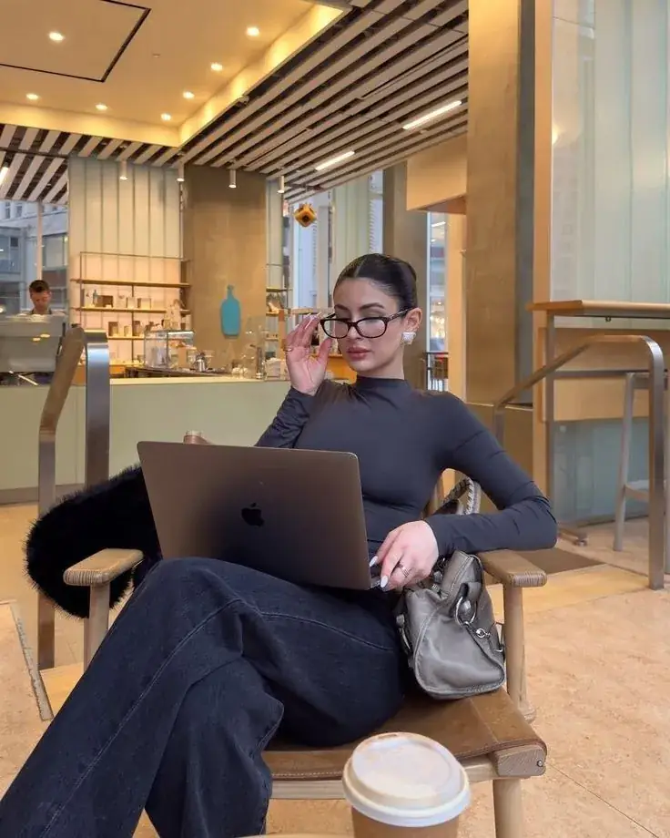 Profissional criativa trabalhando em seu notebook em um ambiente elegante