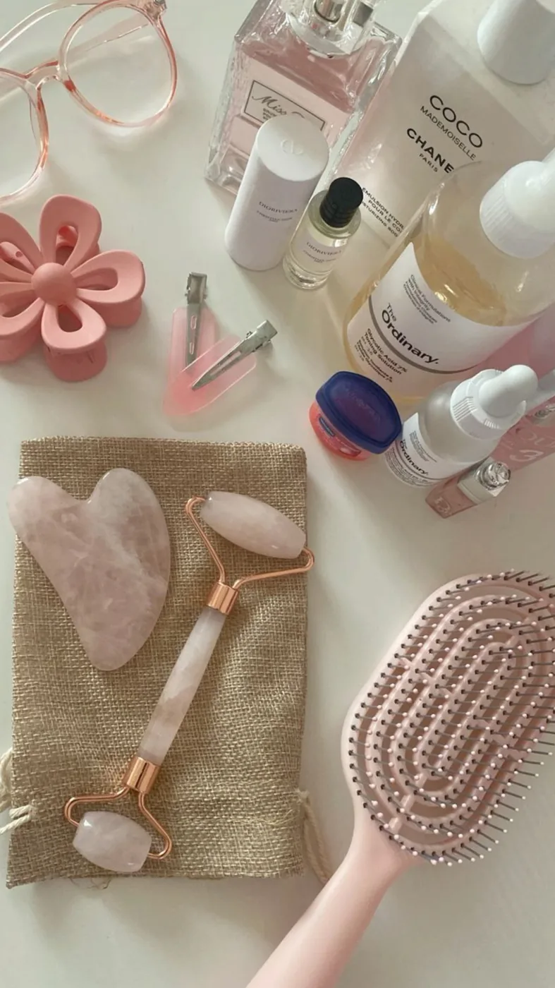 Perfumes e cuidados de beleza em tons rosé