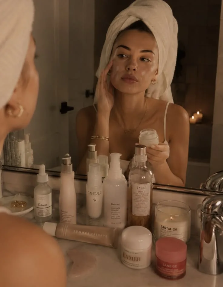 Ritual de skincare diante do espelho